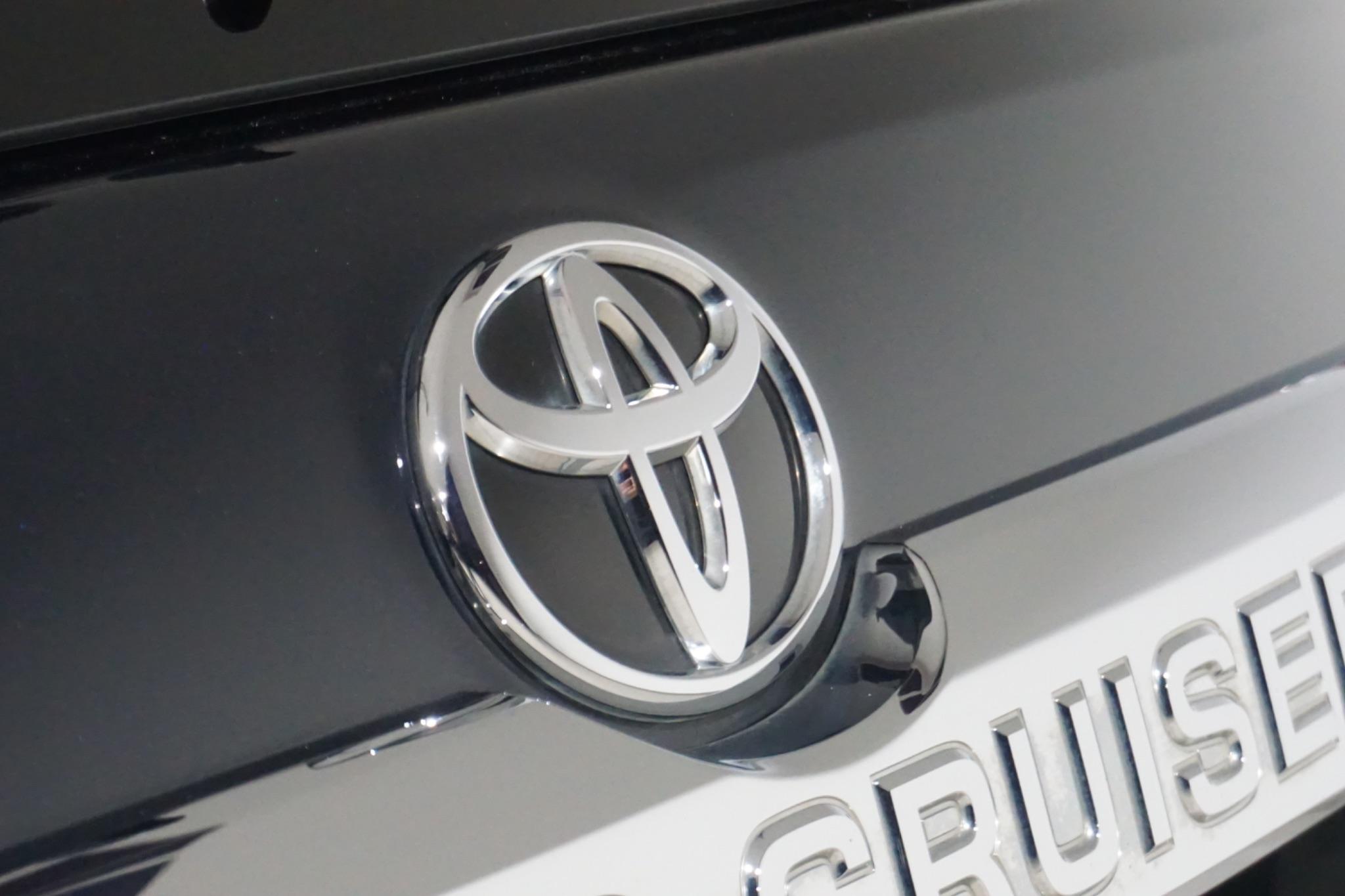 Toyota Land Cruiser 2.8D Invincible Auto 4WD Euro 6 (s/s) 5dr (7 Seat)